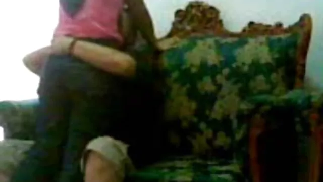 Ele come rapidamente a mulher do chefe enquanto tira vídeo pornô de mulher gostosa brasileira a pila no cam.