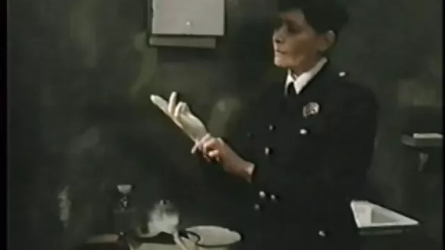 a ruiva Anna Belle vídeo pornô de novinha transando tira a roupa interior escura e masturba-se em nylon com ligas.