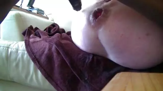 Madrasta vídeo pornô mulher chupando até gozar ruiva com meias velhas e jovens no sofá