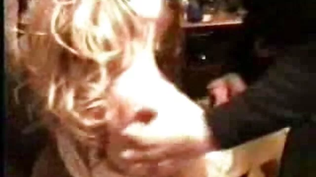 A ruiva vadia faz um broche ao padre em confissão. negra gostoza porno