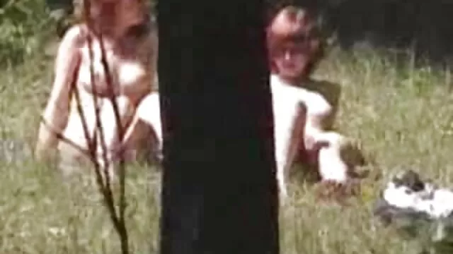 A Rita repreende o marido por a filmar vídeo de pornô negra nua.