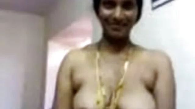 Romi Rayne monta um pau duro com um rabo grande vídeo de pornô mulher galega