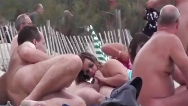 A Mãe Russa chupa o Filho e fode-o na casa mulher gostosa fazendo vídeo pornô de banho.