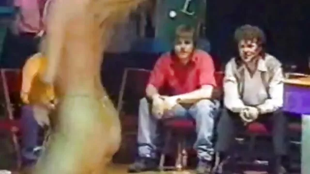 O Filho virgem russo quebrou a mãe por causa vídeo pornô bunda do incesto.