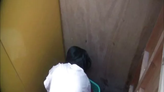 A vendedora Arménia chupa a pila de um vídeo de pornô só novinha comprador no mercado debaixo do balcão.