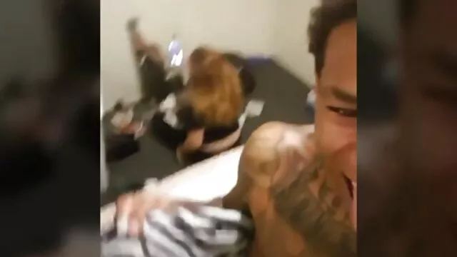 O mergulhador fez video porno novinha rabuda um broche subaquático ao professor de natação no oceano.
