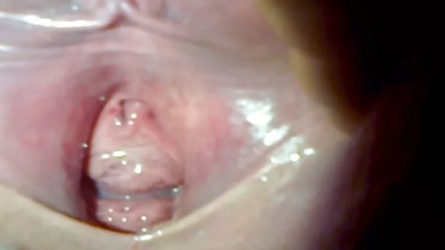 Vários vídeo de sexo pornô com novinha homens fodem uma mulher e com a boca cheia de esperma.