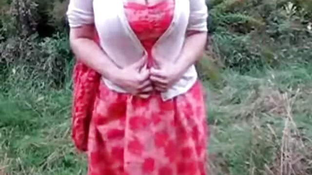 A vídeo pornô sexo bem gostoso Milf sexualmente agressiva fode a enteada com uma corda.