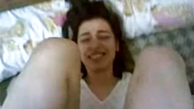 Ruiva puta vídeo pornô das safadinha russa fodida por dois amigos e filmada no cam