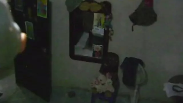 A ruiva de 30 anos mija na casa de banho e é apanhada em videos pornos mulher gozando spycam.