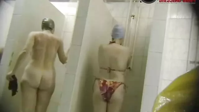 A ruiva Rowan dobrou-se contra vídeo pornô de mulher novinha o cancro e teve um olho negro numa audição.