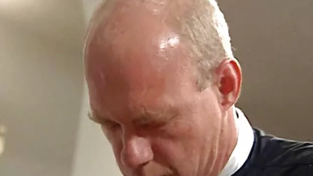 Um tipo Rico insere uma pila grande no rabo de uma miúda de 18 anos. vídeo pornô de bunduda