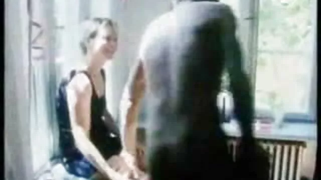 A miúda russa vídeo de pornô das mulheres mais gostosas com Mamas pequenas masturba a rata em frente à webcam.