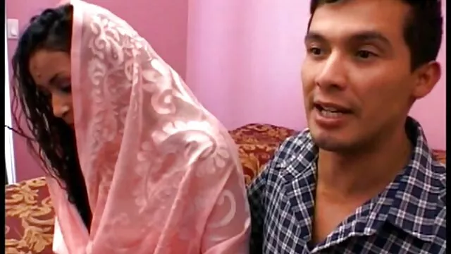 A estrela de cinema adulta vídeo pornô de mulher bem novinha Russina leva um chupa-chupa enorme.