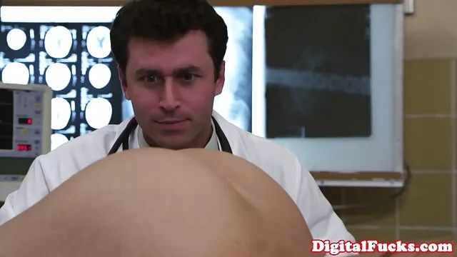 As miúdas sensuais dominam o homem e sentam-se na cara vídeo vídeo pornô novinha