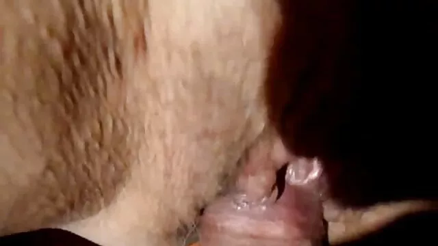 Rapariga ruiva com tatuagem na coxa a apontar um vídeo de pornô das morenas grande pénis