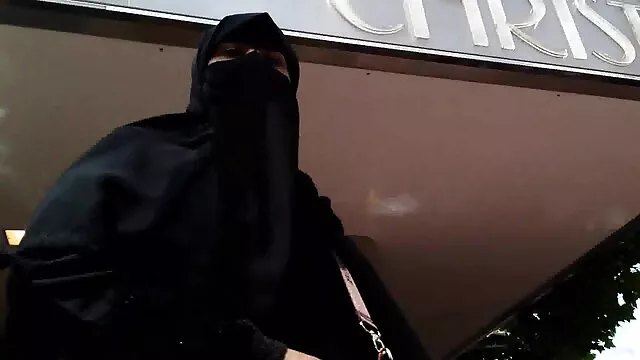O tipo russo fode a namorada grávida na boca em posição de pé. vídeos pornô de gordinhas gostosas