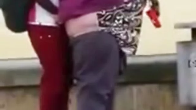 Mulher russa solitária a apalpar vagina e vídeo pornô de mulher chupando mulher pepino de rabo