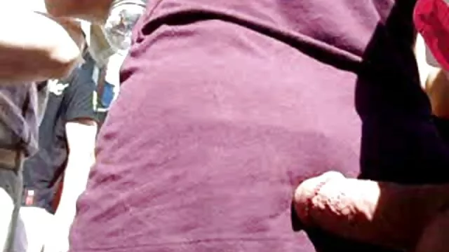 Uma rapariga russa com grandes carícias acaricia a Rata com um grande bunda grande pornor pepino