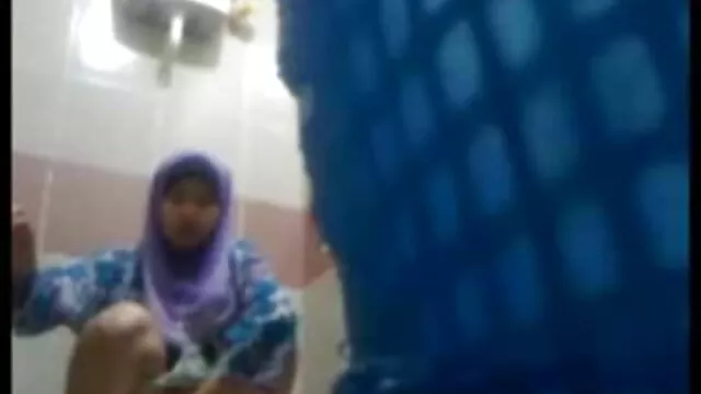 a mulher sedutora mostra o marido sexo oral louco na vídeo pornográfico das morenas casa de banho-mais em slurpjp com