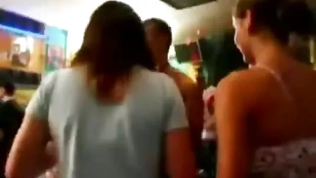 Morena pornor coroas grávida com grandes dedos de barriga na conversa pornográfica.