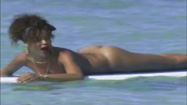 Pôr a mulher ao estilo de cão e foder vídeo pornô das mulheres mais lindas através de collants