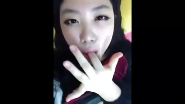 A mãe ruiva verificou a erecção do vídeo pornô só as novinhas transando filho com a boca e a rata.