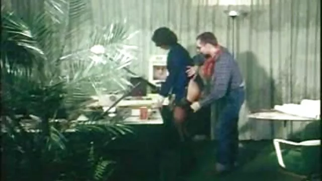 Ginasta Sexy e jogo de vídeo pornô de mulher pelada transando cavalheiros