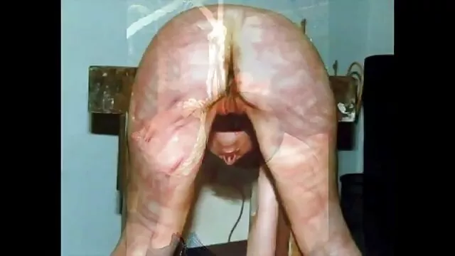 O serviço de quartos traz café e foda vídeo pornô comendo a morena para a mãe.