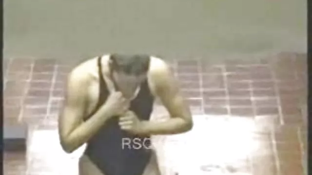 A orgia video de sexo mulher da bunda grande adolescente russa comemorou o Dia dos estudantes na floresta