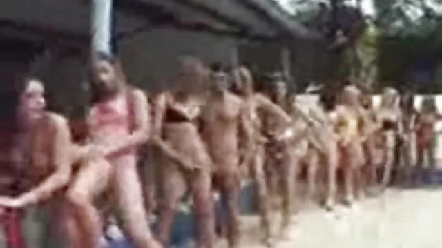 Uma verdadeira mulher traidora com vários homens à frente vídeo de pornô mulher da bundona de uma câmara escondida.