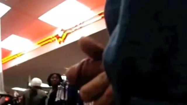 A miúda russa brilha vídeo pornô das coroas metendo num salão de beleza debaixo de uma câmara escondida.