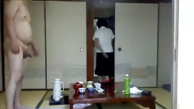 A miúda bêbeda russa arrota enquanto os vídeo pornô mulher bunduda amigos fodem