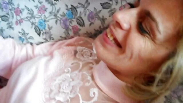 Uma prostituta ruiva faz um broche a vídeo de pornô com as mulheres mais gostosas do mundo um cliente na sauna.