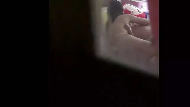 O russo filmou ao telefone como enfiar um dedo numa rata num bar Debaixo da mesa. vídeo pornô brasileiro coroas