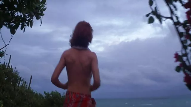 Sandy encontra uma mancha na árvore e vídeo pornô rabuda despe-se na rua