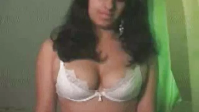 Loira marota videos porno comendo a irma gostosa baixa a cabeça em frente a um garanhão