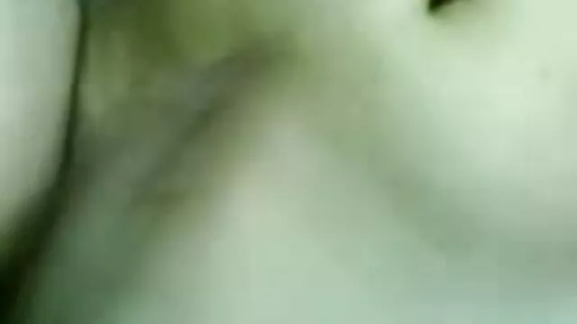Máquina de sexo com um vídeo de mulher pelada de pornô enorme vibrador preto quase rasga a rata de um adolescente magro