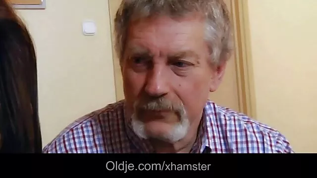 Põe o óleo na minha mercadoria e video porno com a gostosa leva-o.