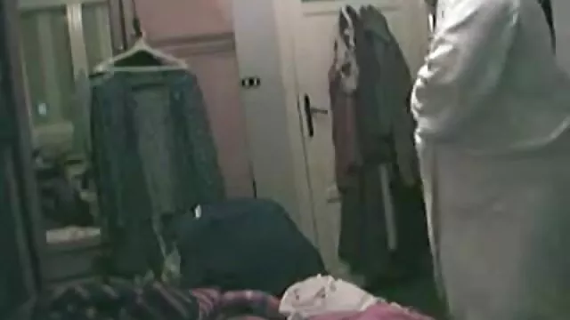 A ruiva faz um broche suculento e faz sexo ao ver vídeo pornô das coroas estilo de cão no rabo.