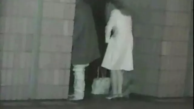 A miúda russa rendeu-se a uma carrinha num vídeo pornô comendo a cunhada parque da cidade.