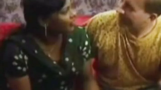 O pai russo arranjou um grupo de filhas, apanhando-a A vídeo de pornô anãzinha Masturbar-se no Duche.