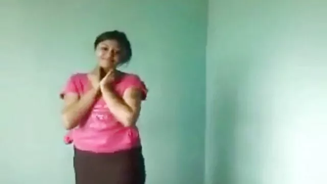 O sexo russo faz vídeo pornô gostosa um broche ao marido e ao amante ao mesmo tempo.