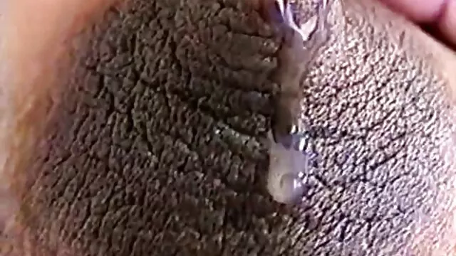 O guarda prisional com uma boneca de borracha espanca vídeo de pornô com mulher da bunda grande a 26% da companheira de cela da Megan Jones!