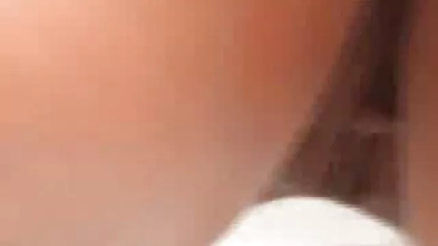 A agente Jana fode-me no carro por ver vídeo pornô de mulheres gostosas Dinheiro.
