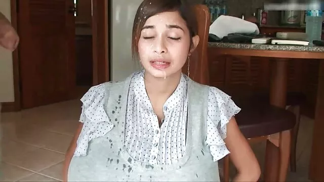 Um broche Romântico numa grande pila surfista de fato de banho vermelho vídeo pornô buceta gostosa perto do mar.