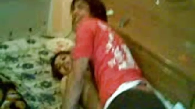 O russo fodeu vídeo pornô grátis bem gostoso com o vizinho busty na mesa da cozinha.