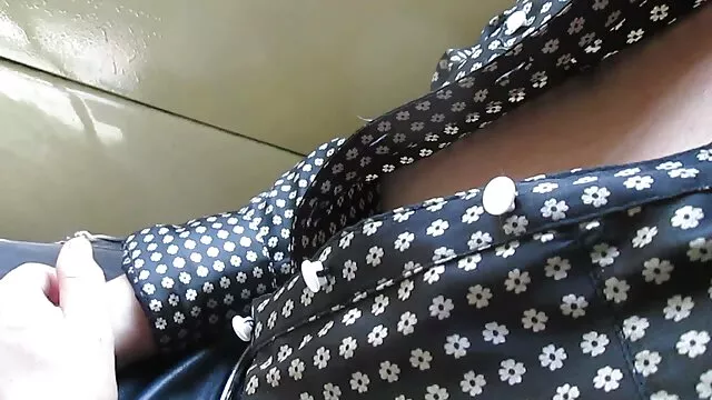 Cabelo escuro brincalhão, com enormes videos sexo com mulatas feijões naturais, tem uma porção de esperma nas Mamas.