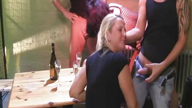 Grávida expressa leite video excitante de sexo das mamas de perto.