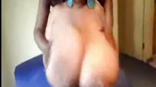 A mulher grávida brilha em frente ao marido a rata debaixo novinha porno brasileiro do vestido na cozinha